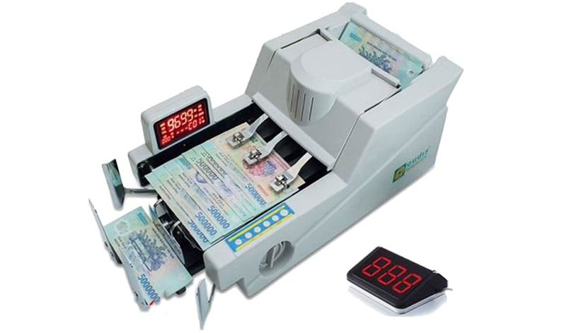 Bảng điều khiển điện tử dễ dàng thao tác, gồm các phím chức năng, có màn hình LED