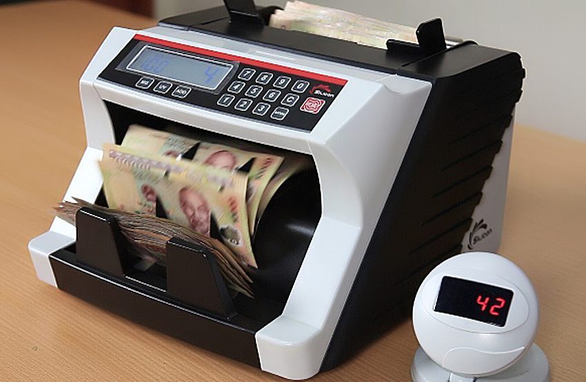 Máy đếm tiền Silicon MC-3300 khi đang hoạt động đếm tiền