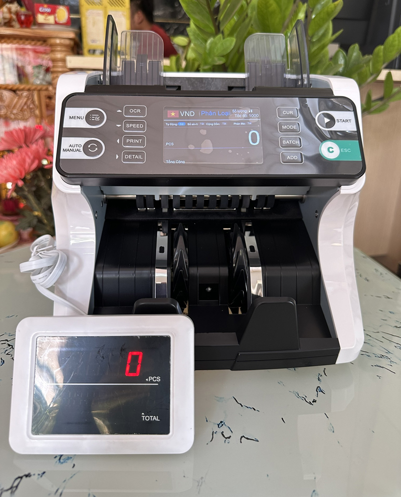 Có 2 màn hình: 1 màn hình LCD + 1 màn hình rời )