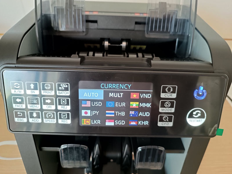 Bảng điều điện tử nằm ở mặt trước của máy, rất dễ thao tác