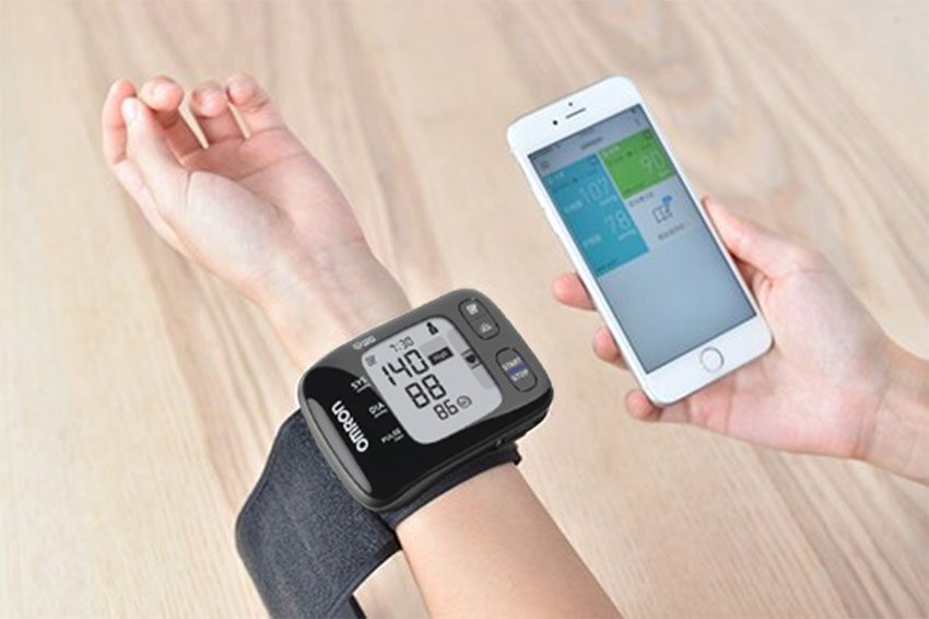 Máy đo huyết áp cổ tay Omron HEM-6232T - Hàng chính hãng