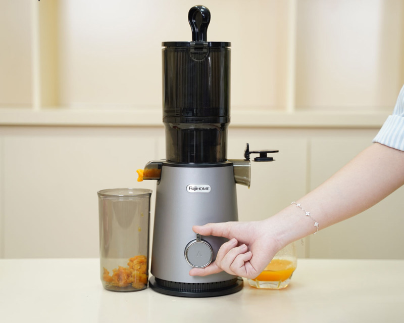 Dễ dàng điều chỉnh với núm xoay trên thân máy