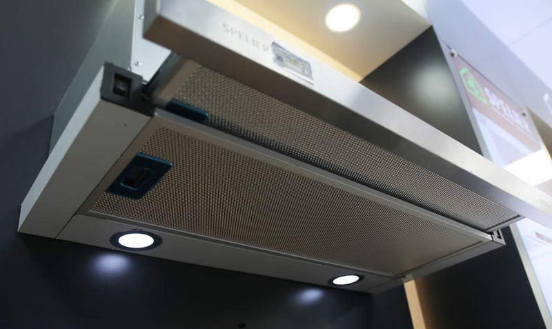  2 đèn LED hỗ trợ chiếu sáng khu vực bếp thuận tiện cho việc nấu ăn