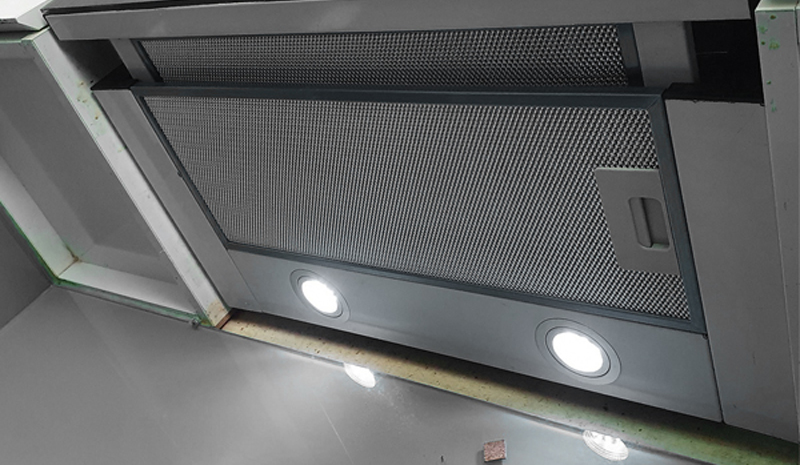 Có 2 đèn led chiếu sáng, thuận tiện cho việc quan sát và nấu nướng