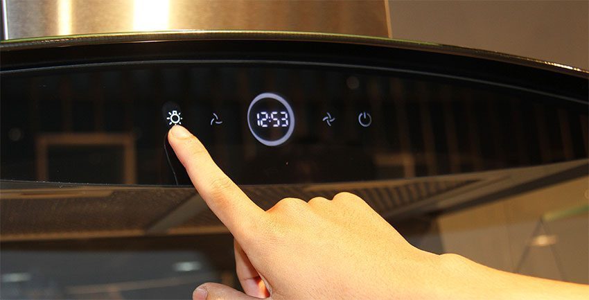 Bảng điều khiển của máy hút mùi gắn tường Malloca MC 7018HS