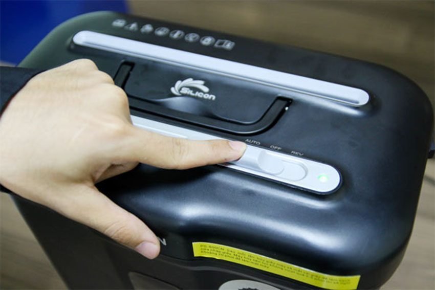 Bảng điều khiển của máy huỷ tài liệu Silicon PS-800CN