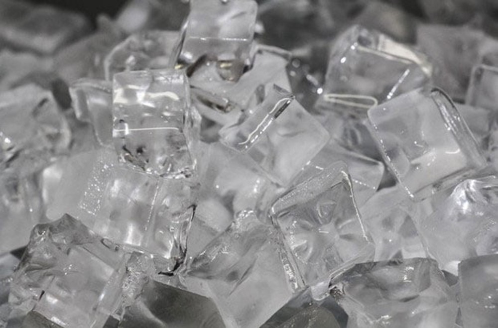 Máy làm ra những viên đá trong suốt, sạch sẽ