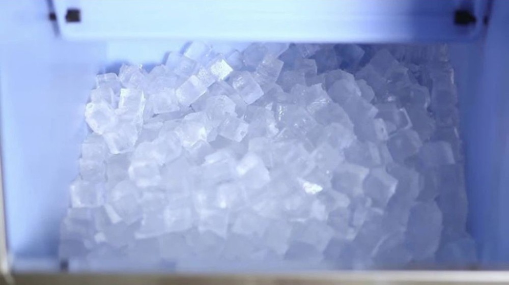 Sản lượng đá đạt 190 kg/ngày, phù hợp cơ sở kinh doanh có nhu cầu đá nhiều.