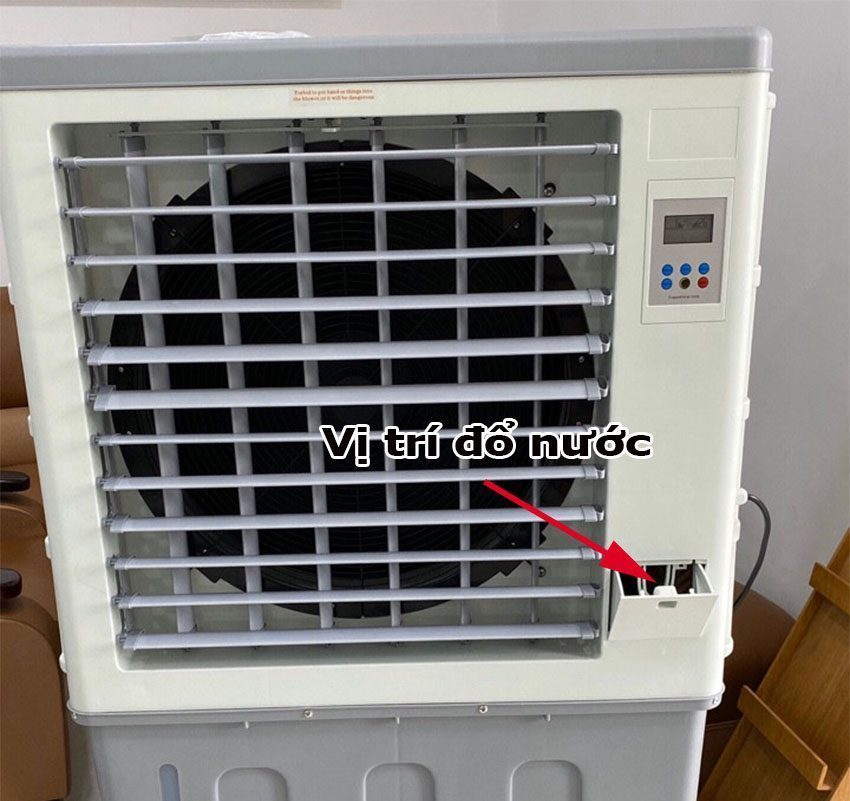 Vị trí đổ nước của Máy làm mát không khí Sumika A900