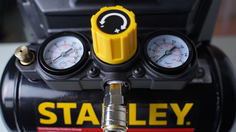 Đồng hồ đo áp suất ở vị trí dễ nhìn và núm vặn điều chỉnh áp suất 