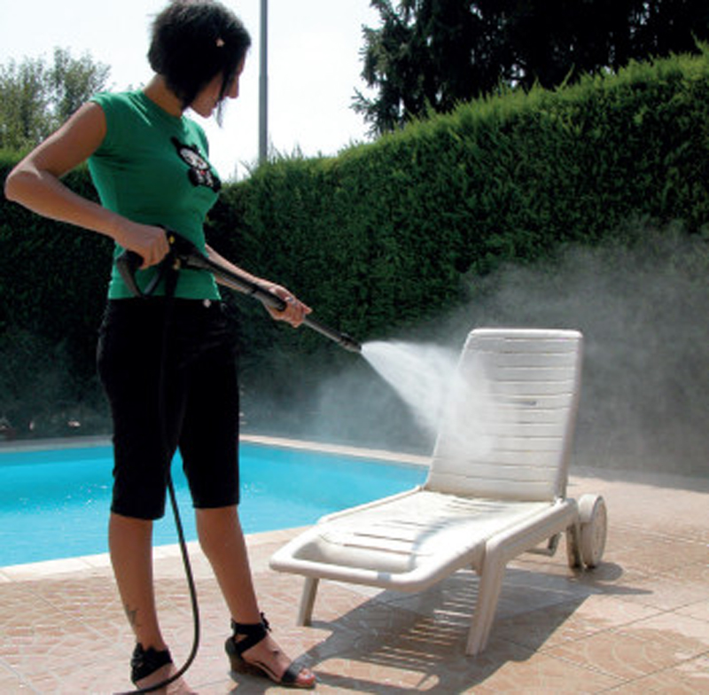 Áp lực phun tối đa 135 bar nhanh chóng làm sạch các vết bẩn