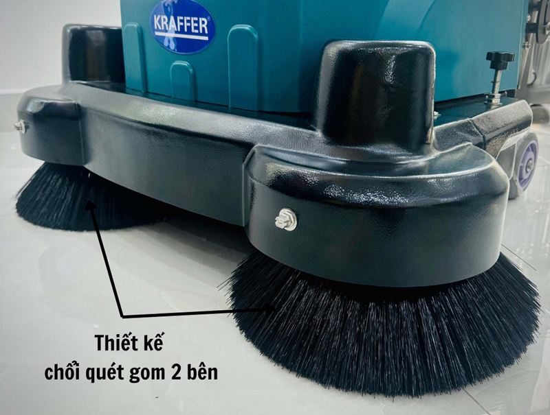 Thiết kế 2 chổi quét rác song song  cho khả năng làm sạch đến 4.800 m2/giờ. 