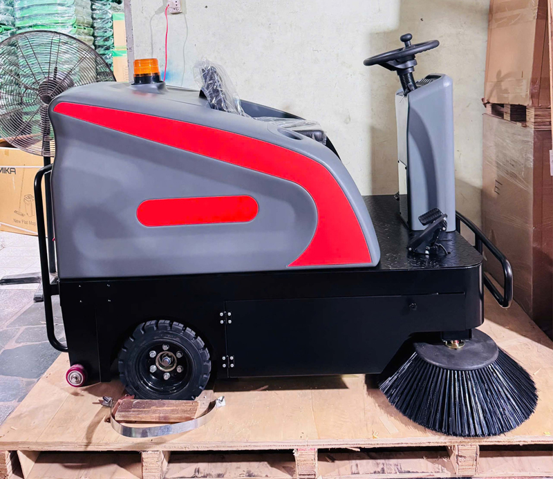 Máy quét rác ngồi lái Kraffer KF138 - Hàng chính hãng
