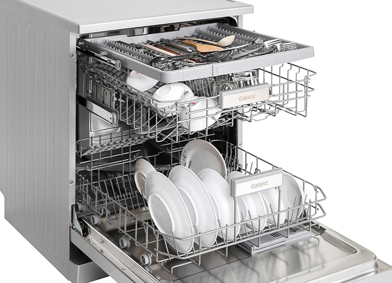 Máy có 3 dàn rửa, bao gồm 2 khay đựng chén đĩa ở dưới và 1 khay đựng dao kéo ở trên. 