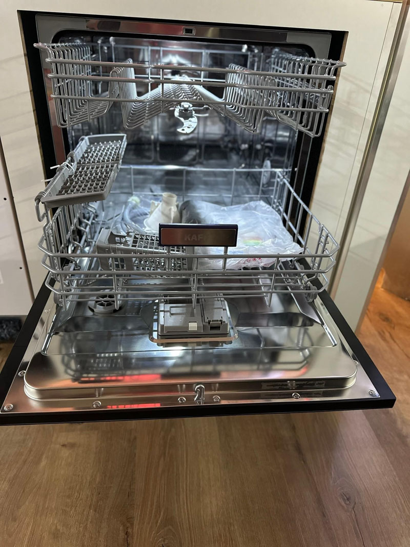 Máy có sức chứa 10 bộ bát đĩa , phù hợp với gia đình đông người