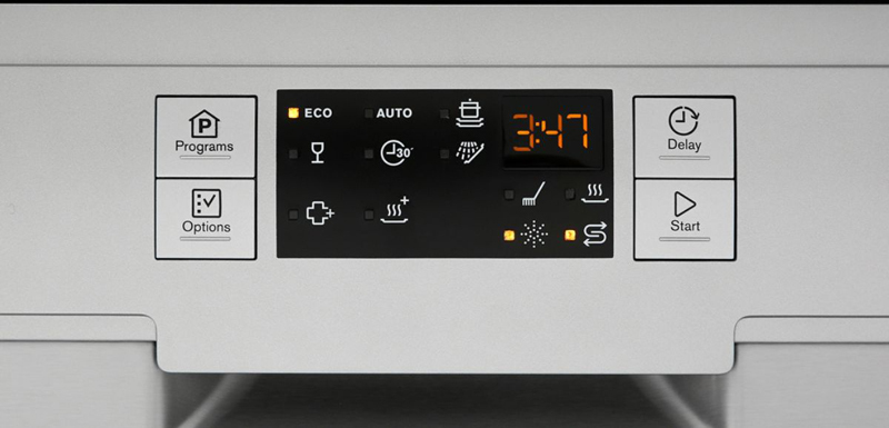 Bảng điều khiển ở mặt trước máy, gồm các nút nhấn và màn hình led hiển thị rõ nét