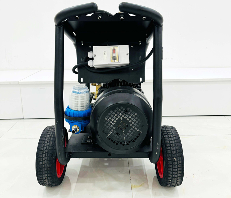 Bánh xe tích hợp giúp bạn dễ dàng di chuyển máy mọi nơi