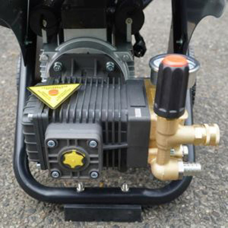 Máy rửa xe cao áp Univiet UV-2200 - Hàng chính hãng