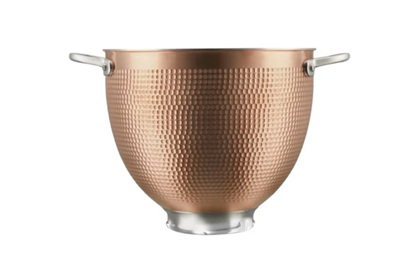 Thố trộn có dung tích 4.7L, được làm bằng kim loại mạ đồng đẹp mắt