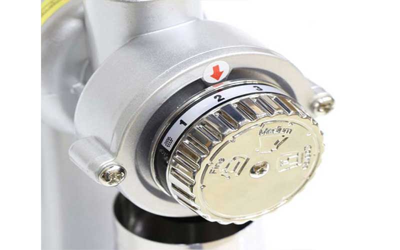 Núm xoay điều chỉnh 16 mức độ mịn của cà phê của Máy xay cà phê Akirakoki M520A