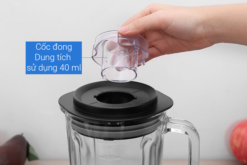 Cốc đong tiện lợi phía trên, bạn có thể thêm thực phẩm mà không cần mở nắp