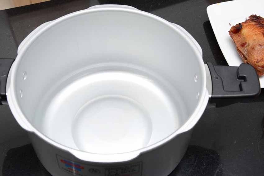 Chất liệu của nồi áp suất Anod Sunhouse SH-9403