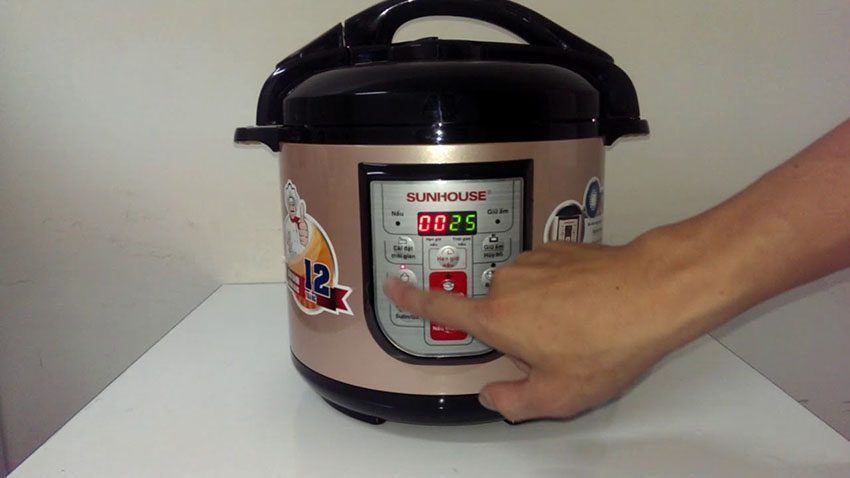 Bảng điều khi của nồi áp suất điện Sunhouse SHD-1768