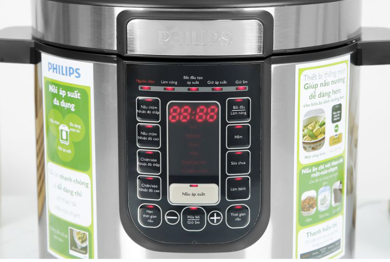 Bảng điều khiển điện tử ở mặt trước thân nồi và màn hình LED hiển thị rõ nét