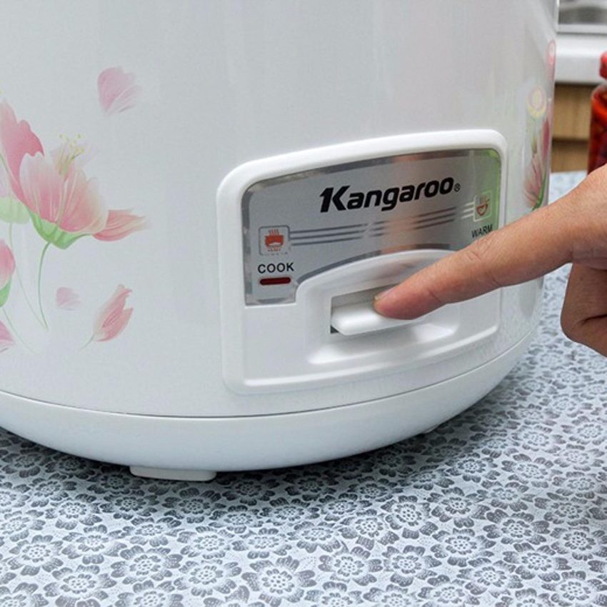 Nút nhấn cơ tiện dụng của nồi cơm điện Kangaroo KG377