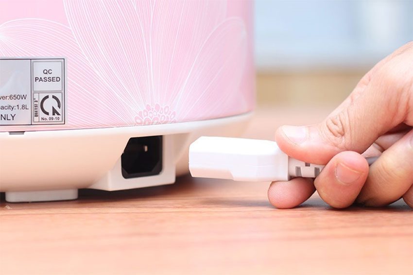 Nồi cơm điện Midea MR-CM1805 với dây điện có thể tháo rời tiện lợi