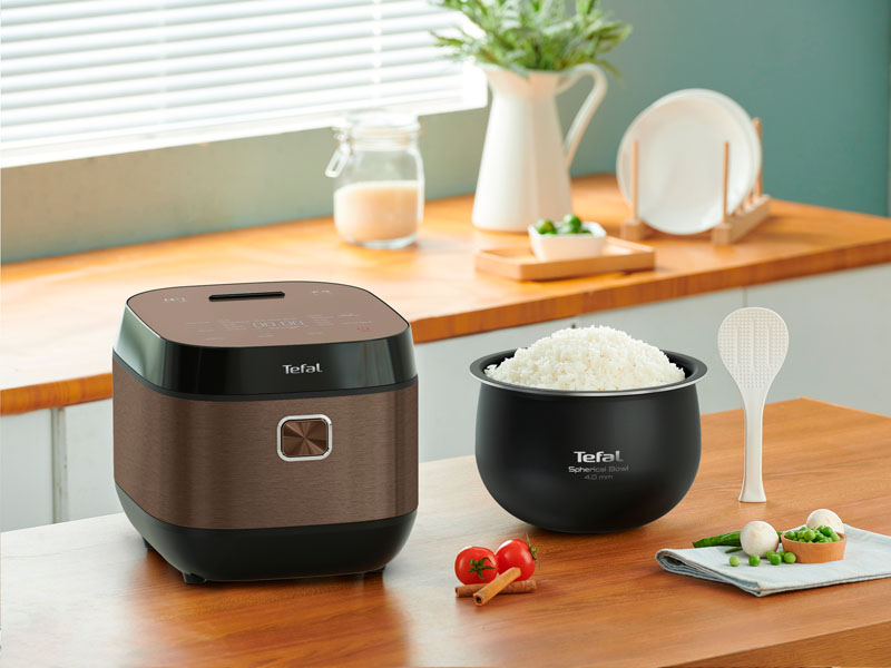 Dung tích là 1.8 lít đáp ứng nhu cầu sử dụng cho gia đình từ 4 - 6 người