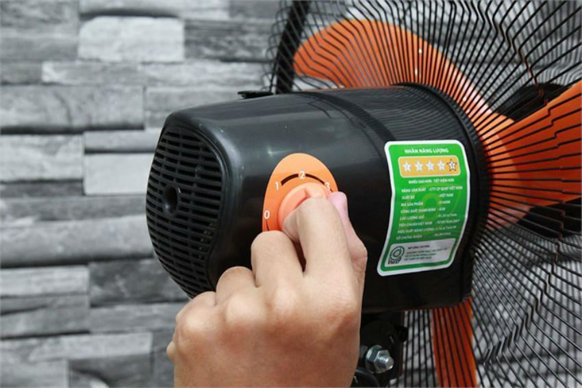 Điều khiển bằng nút xoay sau hộp quạt