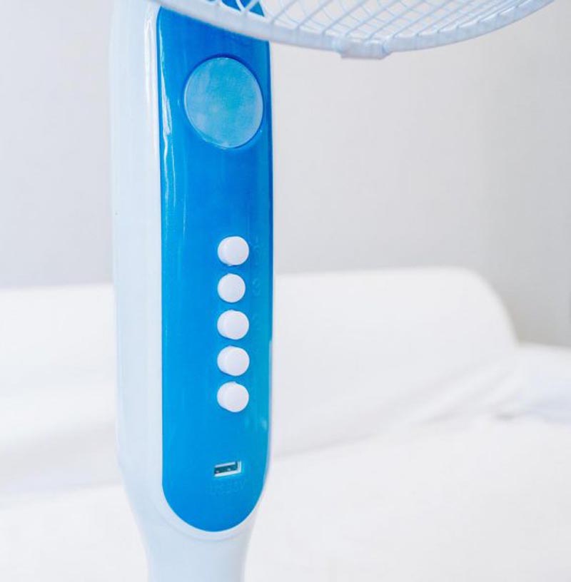 Điều khiển bằng các nút bấm được thiết kế trên thân quạt