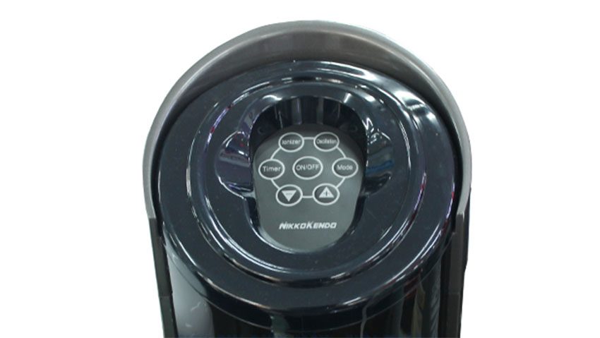 Remote từ xa của Hơn nữa, quạt tháp này sử dụng dễ dàng nhờ điều khiển bằng remote cùng với màn hình LED độc đáo nen người dùng có thể quan sát và điều chỉnh một cách dễ dàng mà không cần lại gần quạt.