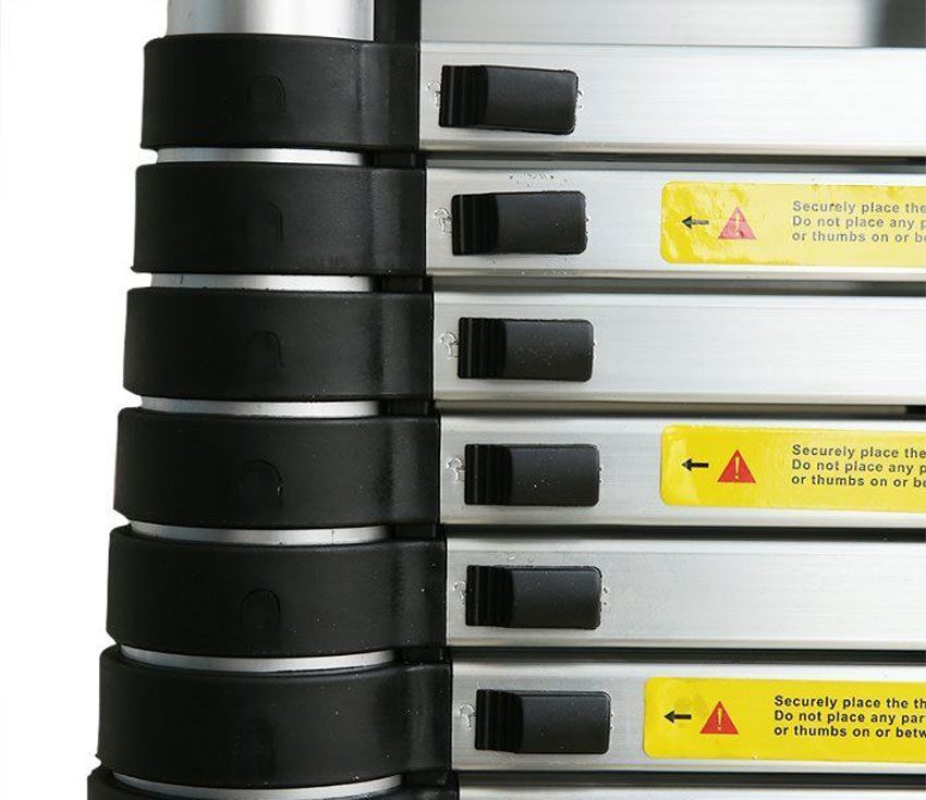 Thang nhôm đôi Ameca AMI-560 thiết kế các chốt bậc thang bằng nhựa chắc chắn, an toàn