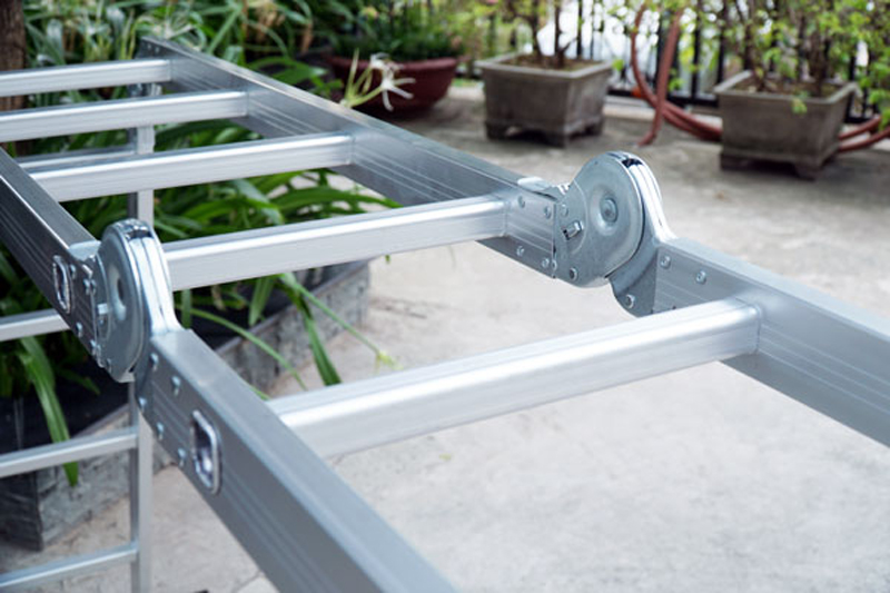 Các đoạn thang được nối với nhau thông qua hệ thống các hợp khóa, hợp khóa tự động