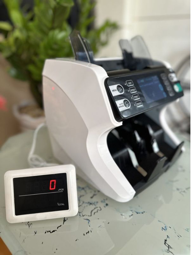 Sở hữu gam màu đen phối trắng trang nhã