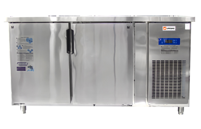 Tủ được làm từ chất liệu inox cao cấp, sáng bóng, hạn chế ăn mòn