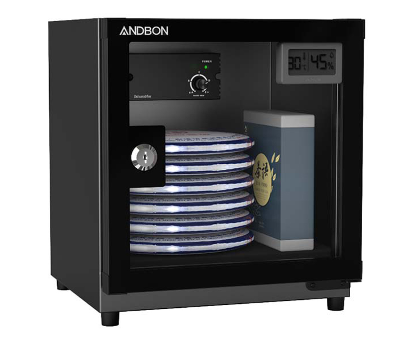 Tủ có dung tích 18L giúp bạn có thể chứa đựng được nhiều vật dụng lớn nhỏ khác nhau