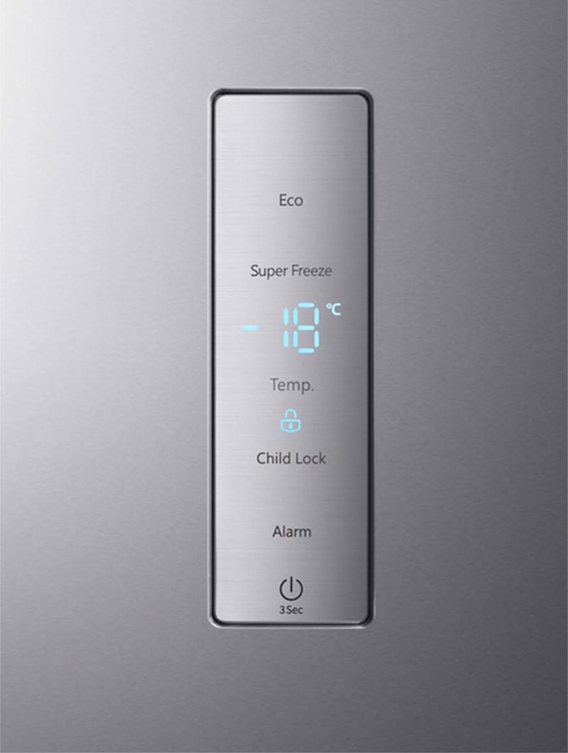 Bảng điều khiển điện tử và màn hình LED hiển thị rõ nét