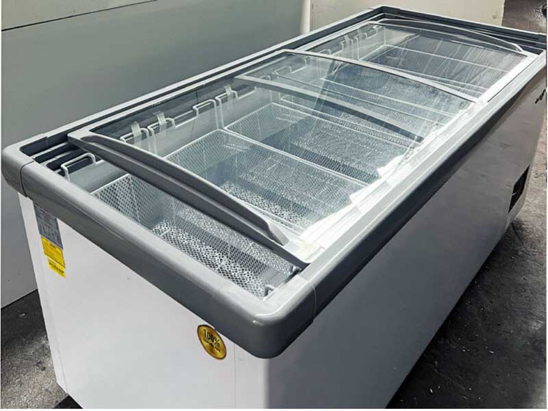 Lòng tủ được thiết kế rộng rãi với 6 vỉ chứa bên trong