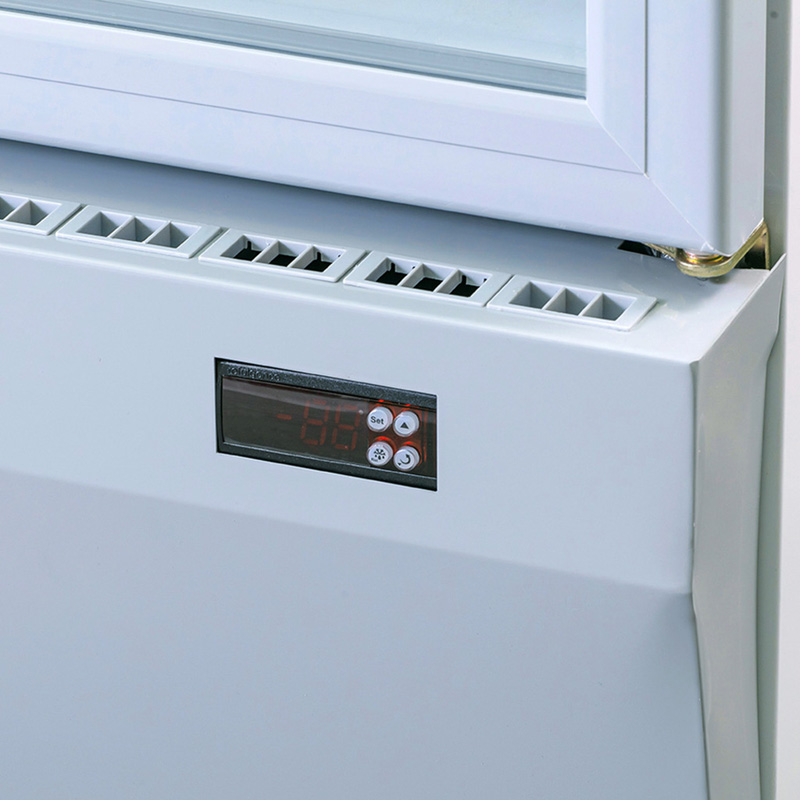 Bảng điều khiển điện tử ở bên ngoài, gồm các nút bấm và màn hình LED