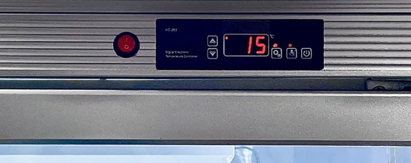  Bảng điều khiển điện tử nằm ngoài cho bạn dễ dàng thao tác điều chỉnh nhiệt độ