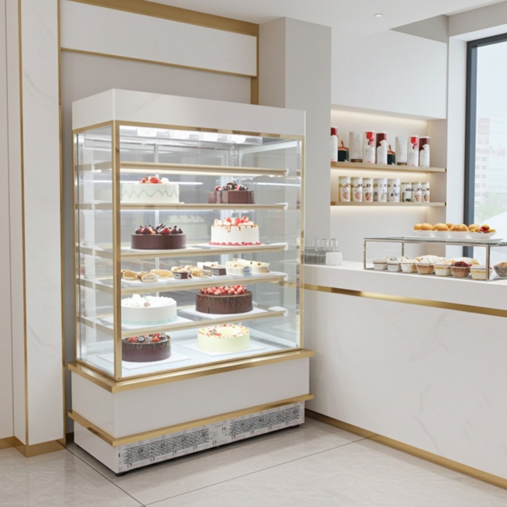 Bên trong có nhiều tầng kệ kính, cho phép sắp xếp nhiều loại bánh khác nhau 