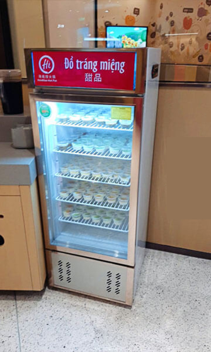 Tủ được thiết kế với hệ thống đèn LED giúp chiếu sáng các thực phẩm bên trong