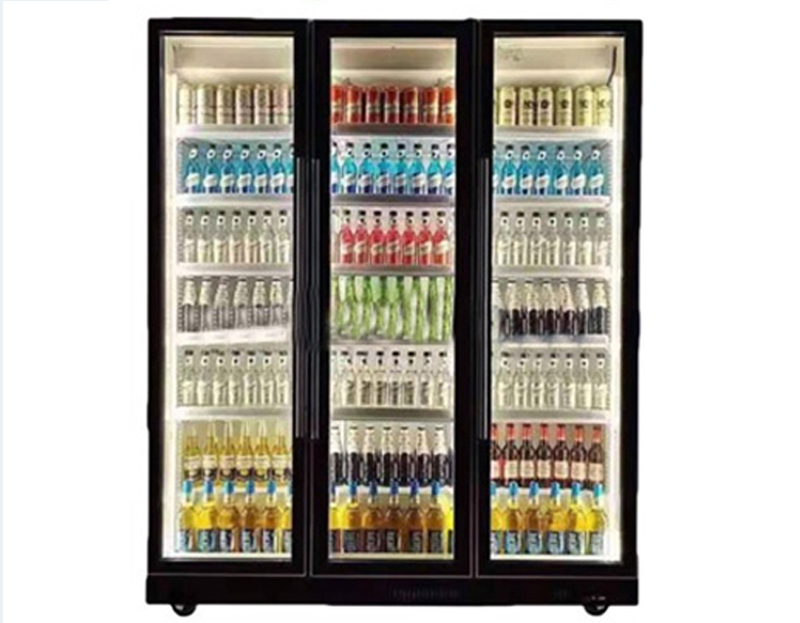 Thiết kế rộng rãi với 3 cánh kính mở đáp ứng nhu cầu bảo quản và trưng bày thực phẩm,