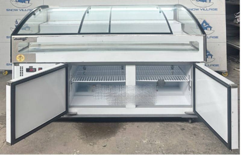 3 ngăn mát ở trên kiểu bậc thang, bên dưới là 2 đông ngăn bằng inox