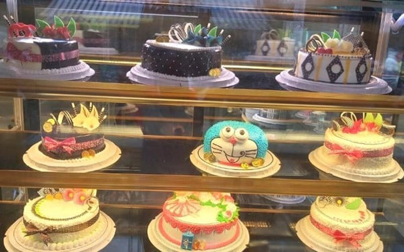 Tủ có 3 tầng riêng biệt nên bạn có thể trưng bày sản phẩm đa dạng hơn 