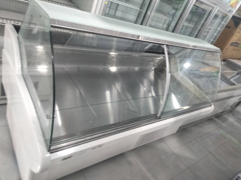 Tủ được làm bằng kính trong suốt nên khách hàng sễ dàng quan sát được thực phẩm bên trong
