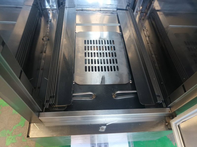 Khoang tủ và các khay đựng bột rộng, nên số lượng bánh ủ sẽ rất nhiều